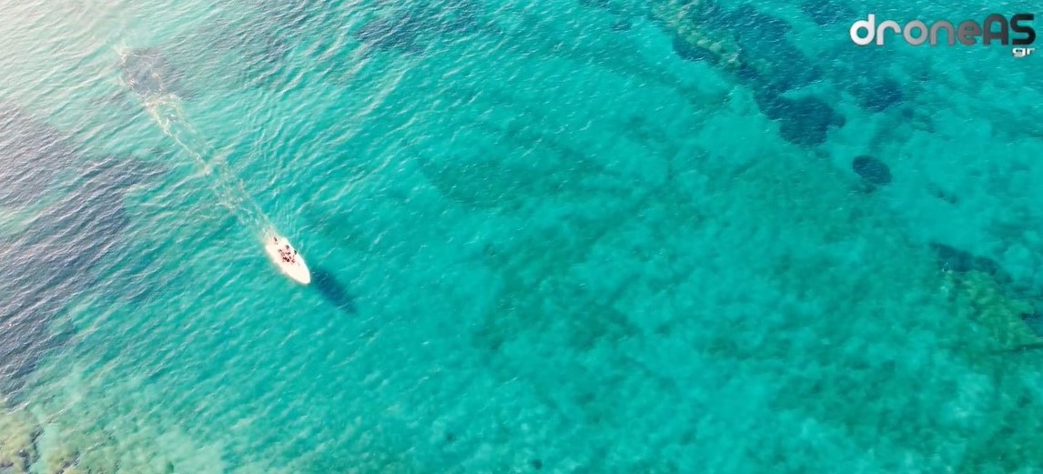Το αμερικανικό αεροσκάφος που προσθαλασσώθηκε στην Ανάβυσσο. Οι επιβαίνοντες για να σωθούν ανέβηκαν στην άτρακτο