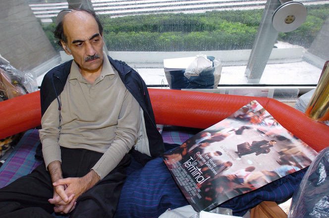Πέθανε ο Μερχάν Νασερί που ενέπνευσε το Terminal του Σπίλμπεργκ. Γιατί έζησε 18 χρόνια στο αεροδρόμιο Σαρλ ντε Γκωλ