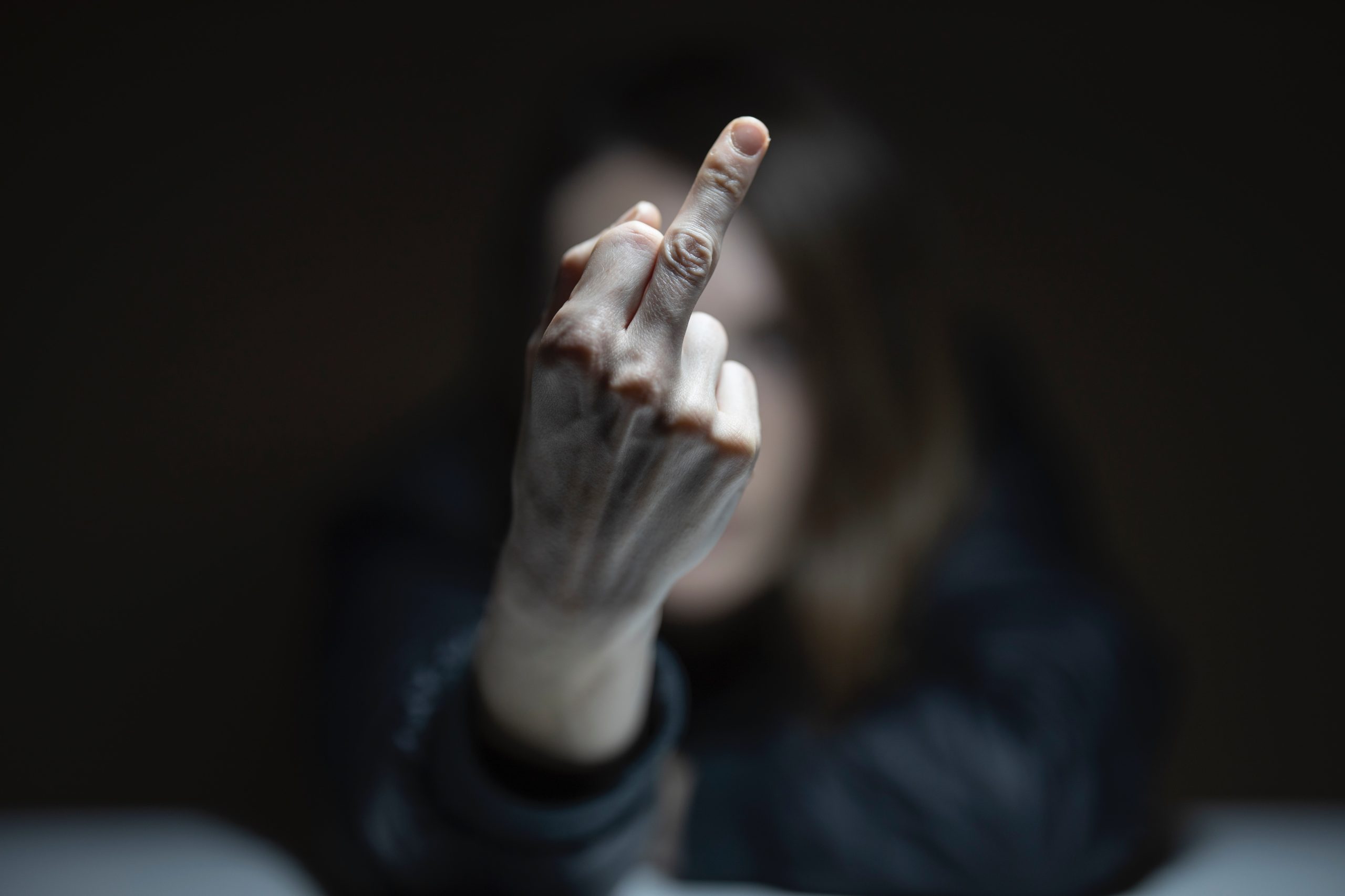 Η ιστορία της πιο διάσημης άσεμνης χειρονομίας. Δεν προήλθε από τους Άγγλους τοξότες, αλλά είναι αρχαιοελληνική
