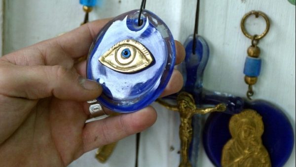 Τουλάχιστον 1 δισ. άνθρωποι πιστεύουν ακόμη στη μαγεία, στις κατάρες και στο «κακό μάτι»