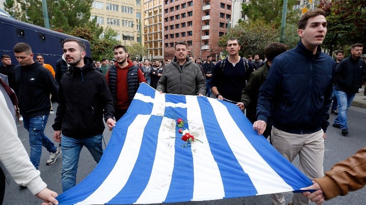 Σε εξέλιξη η πορεία για την εξέγερση του Πολυτεχνείου. Επίθεση αντιεξουσιαστών με μολότοφ κατά αστυνομικών στην Κλαυθμώνος
