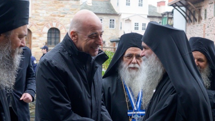 Τραυματίστηκε στη μύτη και στα δόντια ο Νίκος Δένδιας μετά από επεισόδιο ορθοστατικής υπότασης στο Άγιο Όρος. Η ανάρτησή του στο Twitter