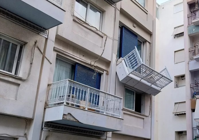Ξηλώθηκε το αιωρούμενο μπαλκόνι στη Λ. Συγγρού. Είχε γίνει ατραξιόν. Πολίτες πήγαιναν να βγουν selfie στο σημείο