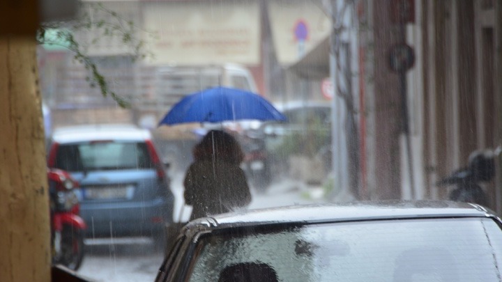 Πλημμύρισε ο Φλοίσβος από την καταρρακτώδη βροχή. Μετ’ εμποδίων η κυκλοφορία στη Λεωφόρο Ποσειδώνος. Η πρόβλεψη της ΕΜΥ