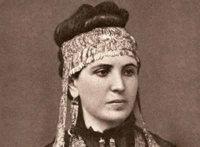 Σοφία Σλήμαν. Η γνωριμία της, μετά από προξενιό του αρχιεπισκόπου, σε ηλικία 16 ετών με τον 47χρονο Ερρίκο Σλήμαν
