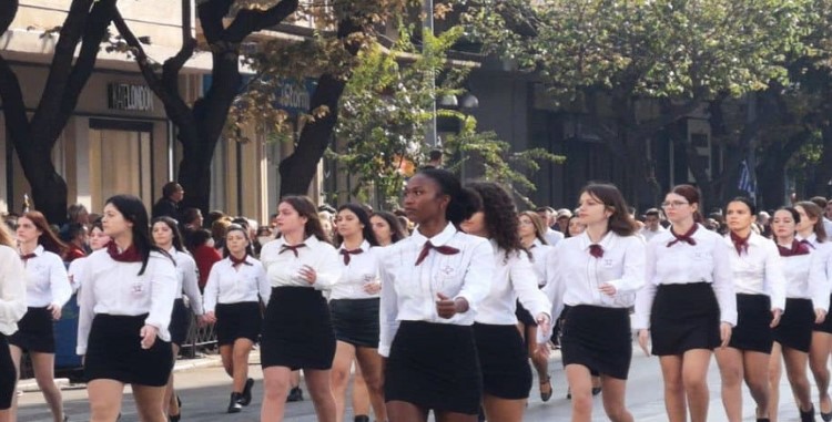 Η μαθήτρια με καταγωγή από την Κένυα που ξεχώρισε στην παρέλαση της 28ης «έσπασε» ρεκόρ 34 ετών στο στίβο. Ο πατέρας της είναι γνωστός ιατροδικαστής