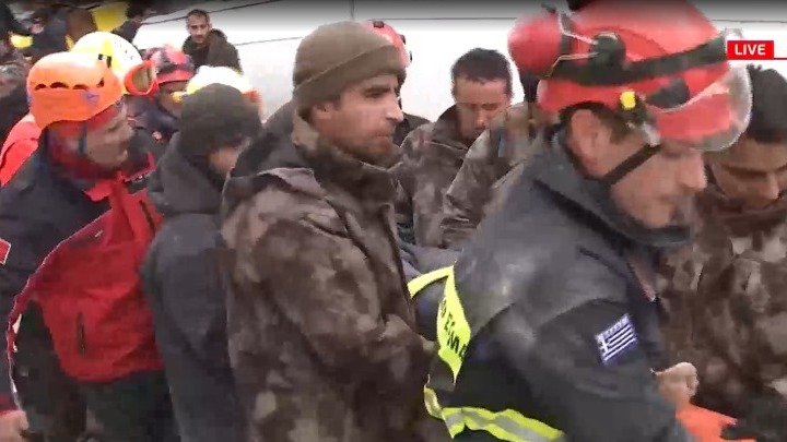 Δύο κοριτσάκια και έναν 50χρονο ανέσυραν ζωντανούς οι Έλληνες διασώστες στην Τουρκία