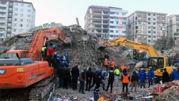 Επέστρεψαν στην Ελλάδα τα μέλη της ΕΜΑΚ. Βγάζουν ζωντανούς από τα ερείπια ακόμα και 170 ώρες μετά. Πάνω από 34.000 οι νεκροί