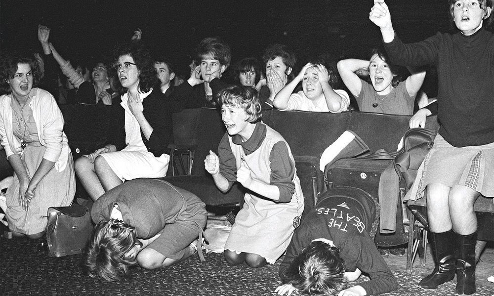 Πώς προσέγγισαν ψυχολόγοι και κοινωνιολόγοι, το φαινόμενο της “υστερικής Μπητλμάνιας”, που σόκαρε και το συγκρότημα