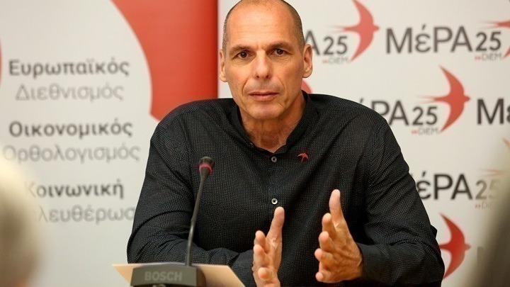 Συνελήφθη 19χρονος για την επίθεση εναντίον του Γιάνη Βαρουφάκη στα Εξάρχεια. Πρόκειται για την δεύτερη σύλληψη