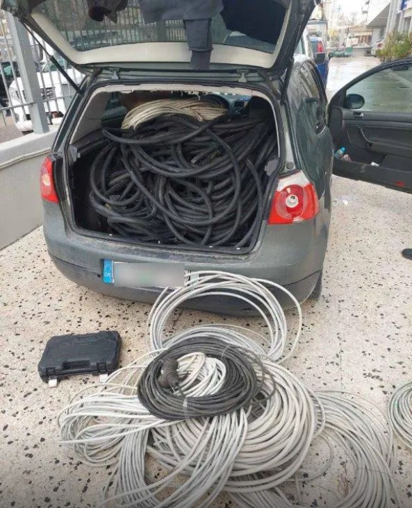 Επεισοδιακή καταδίωξη στην Αττική Οδό. Συνελήφθησαν τρία ατόμα που έκλεψαν 300 κιλά καλώδια με χαλκό