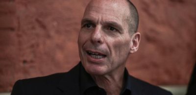 Βαρουφάκης: «Δεν ήταν αναρχικοί, μπράβοι της νύχτας ήταν». Με σπασμένη μύτη μετά την είθεση ο επικεφαλής του Μέρα25