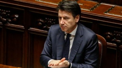 Αντεμβολιαστής χαστούκισε τον Ιταλό πρώην πρωθυπουργό Τζουζέπε Κόντε σε πλατεία της πόλης Μάσσα (Βίντεο)