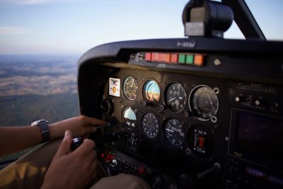 Σπείρα έβγαζε πλαστά διπλώματα για χειριστές αεροσκάφους έναντι 7.5000 ευρώ για κάθε υποψήφιο