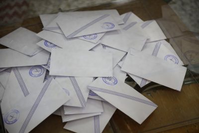 Ξέχασε τον σάκο με τα ψηφοδέλτια δικαστική αντιπρόσωπος στη Θεσσαλονίκη. Μάλλον κατέληξαν στην ανακύκλωση
