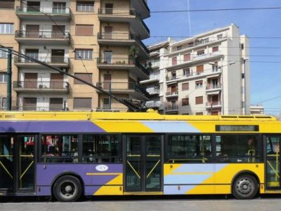 Οδηγός τρόλεϊ απείλησε επιβάτη με όπλο στη Δραπετσώνα. Κατασχέθηκαν ένα γκλομπ και ένα αεροβόλο
