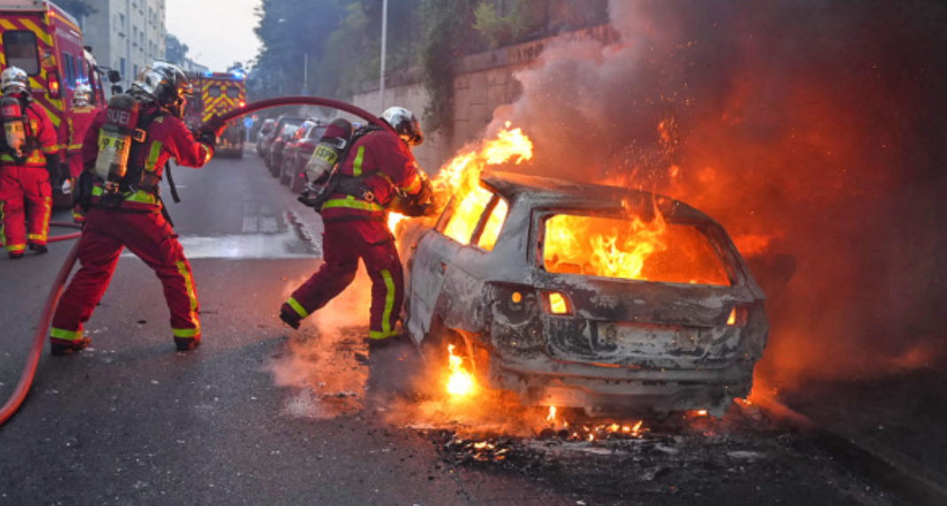 Γαλλία. Σήμερα η κηδεία του 17χρονου που σκοτώθηκε από σφαίρα αστυνομικού. Σχεδόν 1000 συλλήψεις