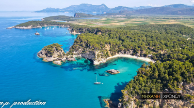 Η κρυφή παραλία της Ηπείρου με τις μικρές σπηλιές. Πώς αποκαλύπτεται μέσα από πυκνό πευκοδάσος (drone)