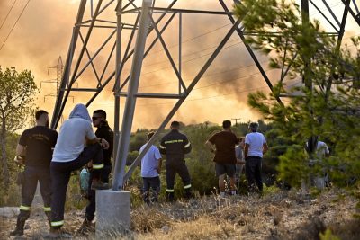 Τα 13 μέτρα στήριξης για τους πυρόπληκτους. Χωρίς ενεργό μέτωπο οι φωτιές σε Δ. Αττική, Λακωνία. Καίει για 4η μέρα στη Ρόδο
