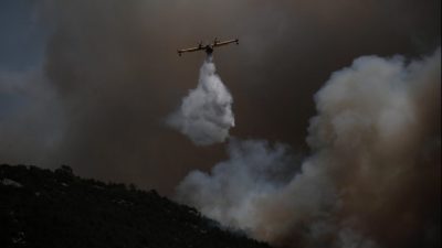 Έχουν κυκλώσει τον οικισμό Νέα Ζωή Μάνδρας οι φλόγες. Μήνυμα του 112 για εκκενώσεις οικισμών
