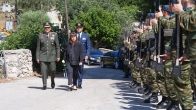 Θρήνος στην κηδεία του σμηναγού Χρήστου Μουλά. Παρούσα η Σακελλαροπούλου