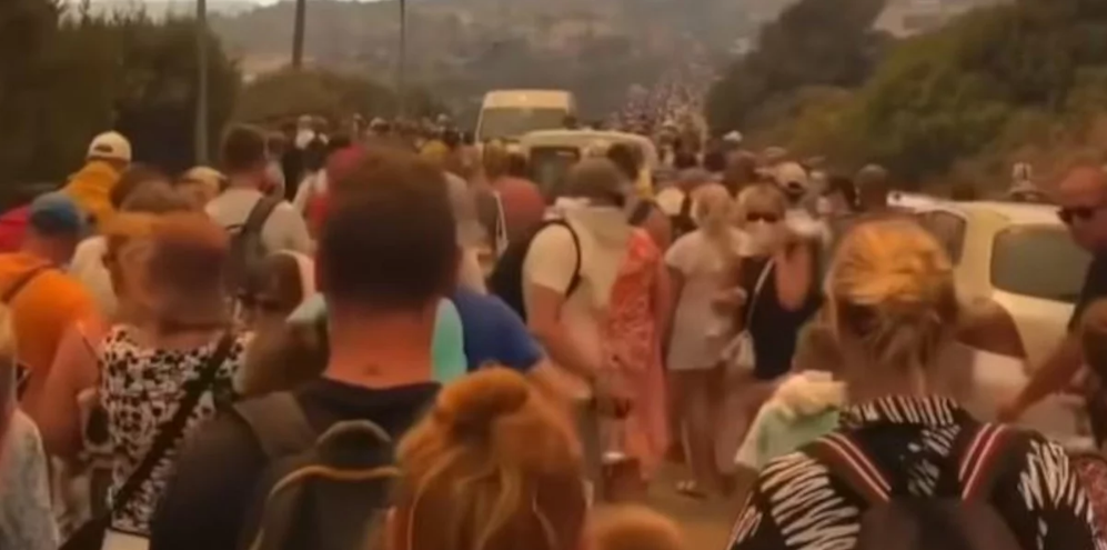 Ανεξέλεγκτη η φωτιά στη Ρόδο. Έφτασε σε ξενοδοχεία. Οργανωμένες εκκενώσεις δια θαλασσης. Ο κόσμος φεύγει με τα πόδια