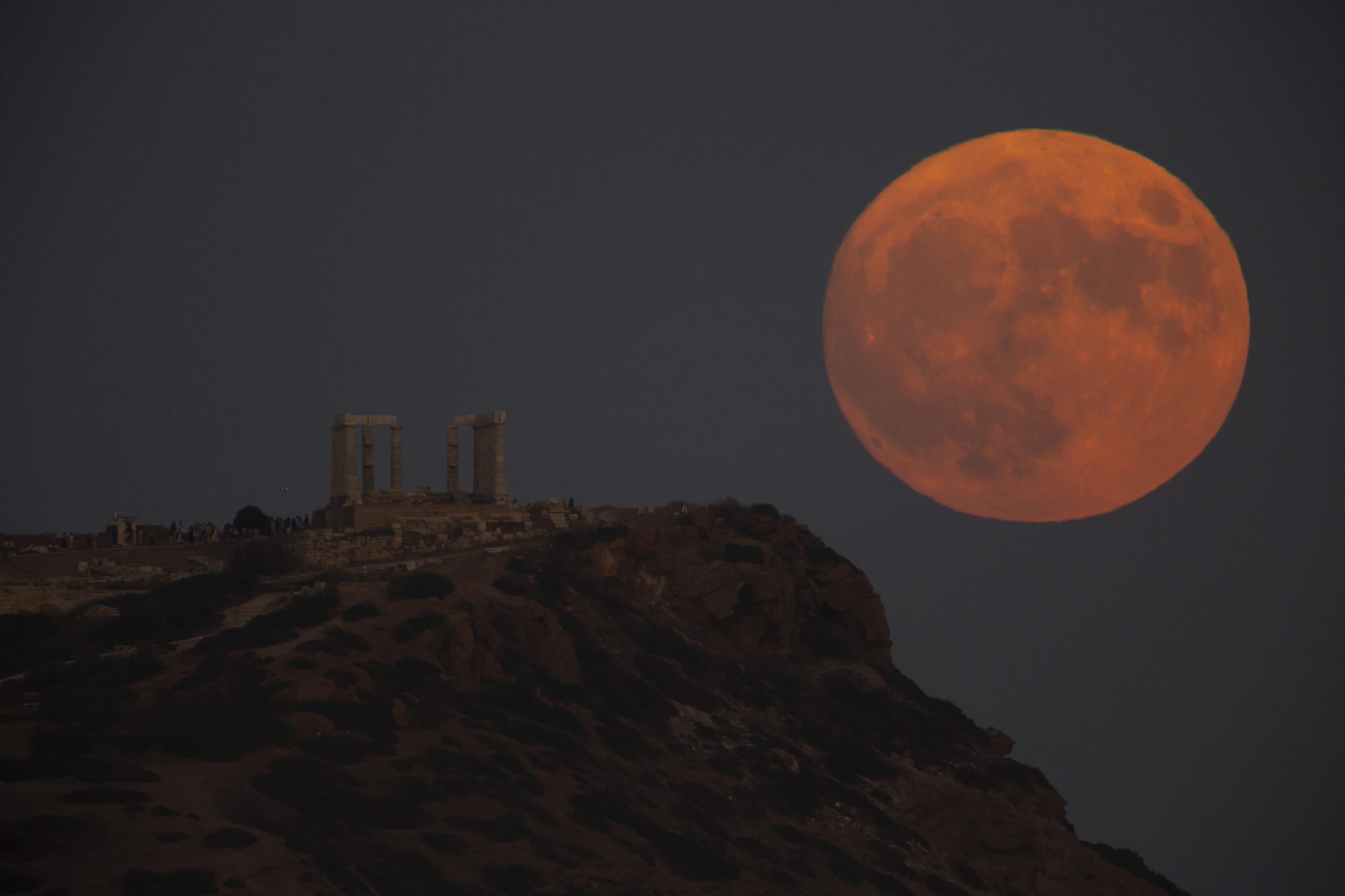 Εντυπωσιακές φωτογραφίες από την “μπλε πανσέληνο” στην Ελλάδα