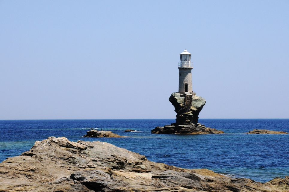Τουρλίτης. Ο ιστορικός φάρος που γκρέμισαν οι Γερμανοί και αναστήλωσε ο Γουλανδρής. Η “μάχη” στις σκαλωσιές κόντρα στο κύμα (drone)