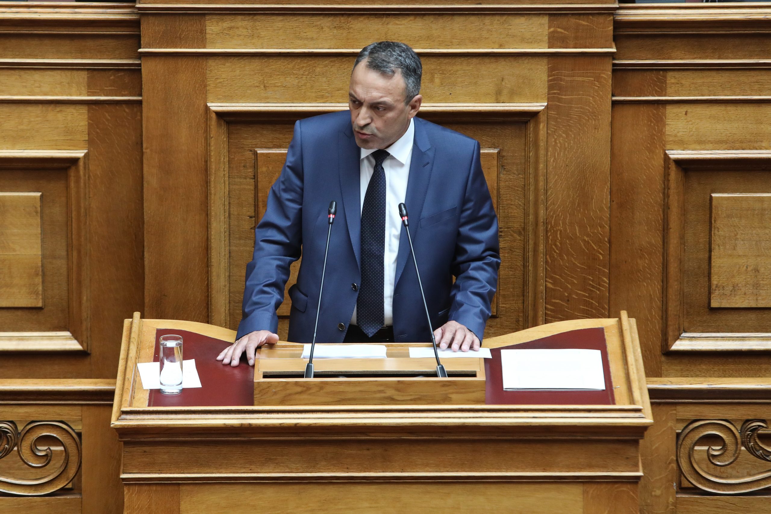 Διέγραψε τρεις βουλευτές των Σπαρτιατών ο Βασίλης Στίγκας. Η “μοναξιά” στα έδρανα της Βουλής και οι κατηγορίες για “Greek Mafia” και “Δον Κορλεόνε”