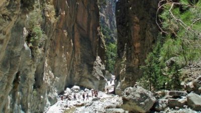 Νεκρός βρέθηκε ο 21χρονος τουρίστας που είχε εξαφανιστεί στο Φαράγγι της Σαμαριάς. Επιχείρηση της Πυροσβεστικής