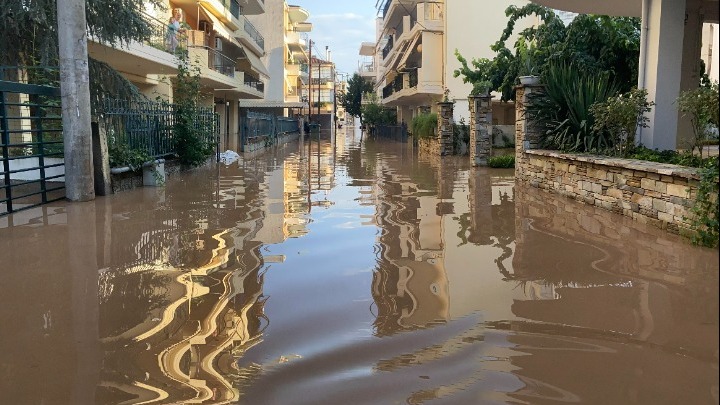 “Μην πλησιάζετε σπασμένες κολώνες, καλώδια”. Προειδοποίηση ΔΕΔΔΗΕ προς τους πληγέντες από τις πλημμύρες