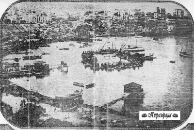 Οι κολυμβητικοί αγώνες στο Μικρολίμανο, όπου οι θεατές παρακολουθούσαν μέσα από βάρκες. Οι δύο αθλήτριες που “έκαψαν” καρδιές