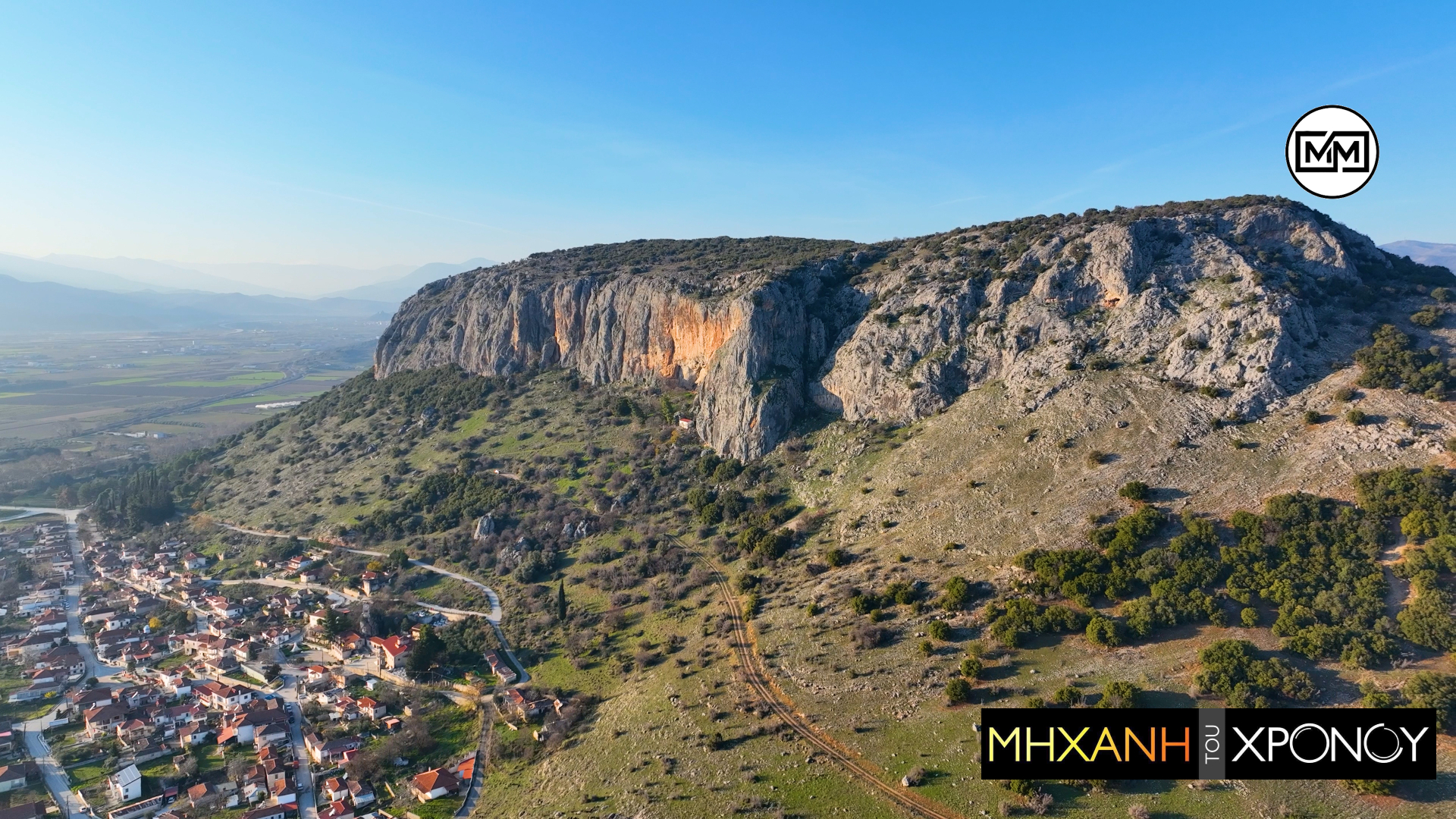 Θεόπετρα. Ο επιβλητικός βράχος με το προϊστορικό σπήλαιο και τα εντυπωσιακά ευρήματα. Δείτε από ψηλά (drone)