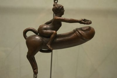 “Τιντινναμπούλουμ”. Οι κουδουνίστρες με σχήμα φαλλού που κρεμούσαν πάνω από τις πόρτες οι Ρωμαίοι