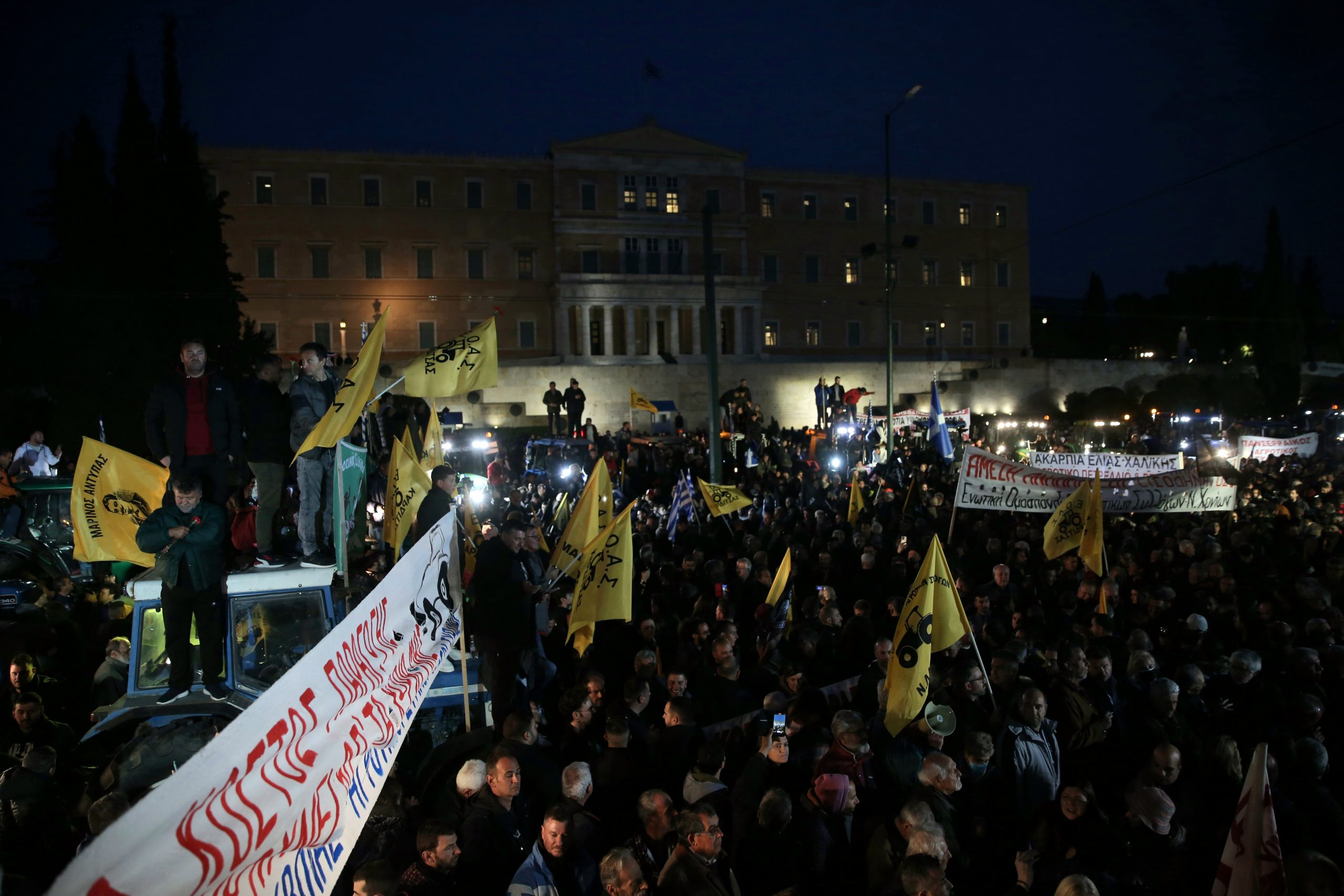 “Χωρίς εμάς τι θα φας;” Η μεγάλη κάθοδος των Αγροτών στην Αθήνα. Την Πέμπτη αποφασίζουν το μέλλον των μπλόκων (βίντεο)