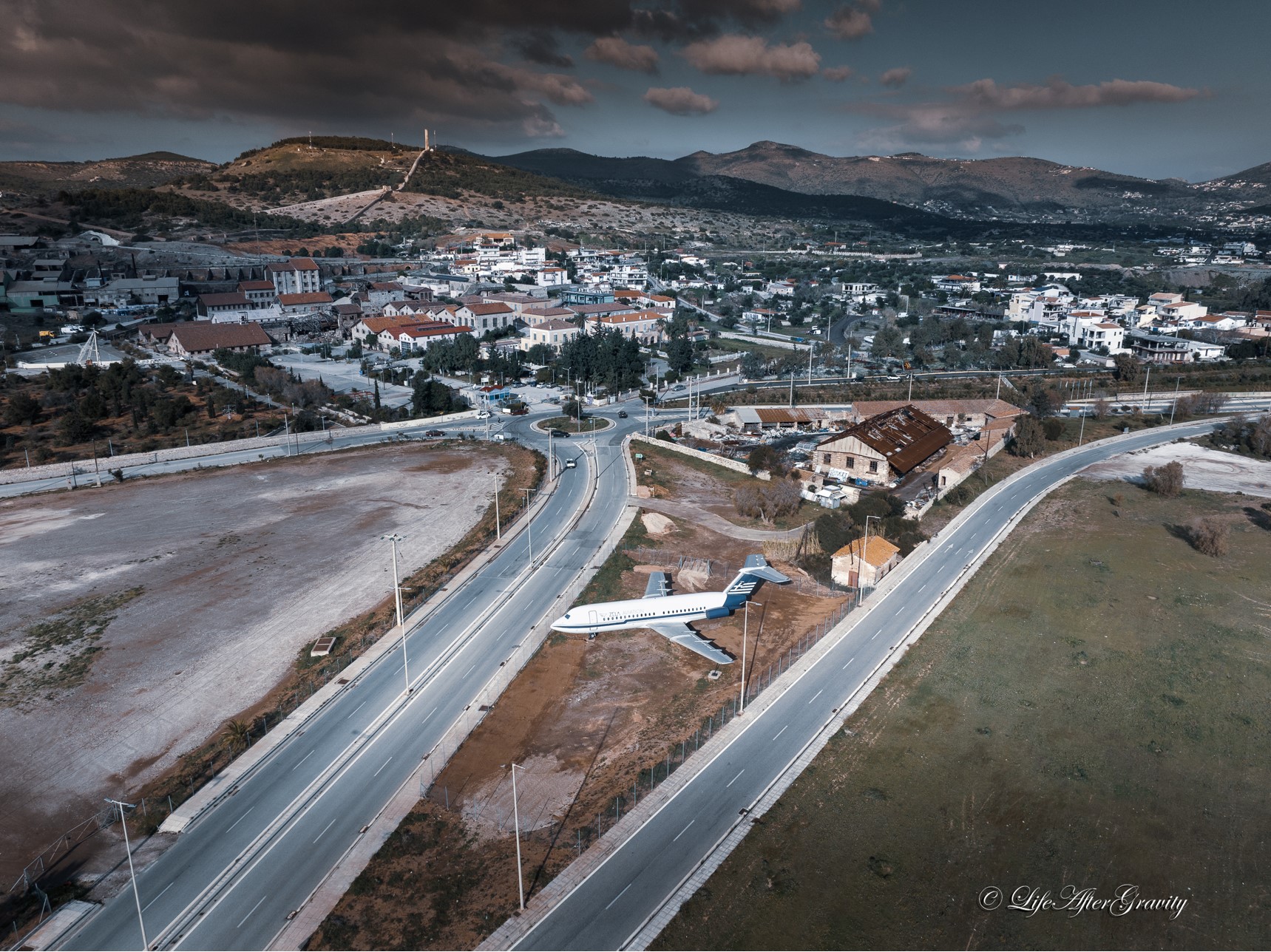 Σπάνιο αεροπλάνο αντίκα “προσγειώθηκε” στο Λαύριο! Το φιλόδοξο σχέδιο ανακατασκευής του (drone)