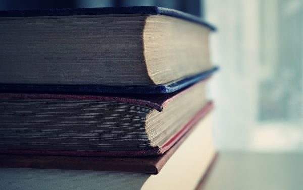 Κουίζ λογοτεχνίας. Ποιοι έγραψαν το “Νούμερο 31328”, τη “Φανέλα με το εννιά” και το “Καπλάνι της βιτρίνας”;