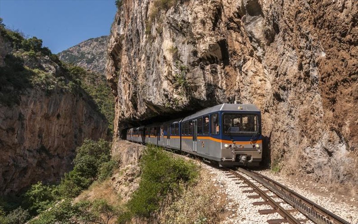 Καλάβρυτα. Εγκλωβισμένοι 90 επιβάτες στον Οδοντωτό μετά από κατολίσθηση φερτών υλικών. Σε εξέλιξη επιχείρηση της ΕΛ.ΑΣ