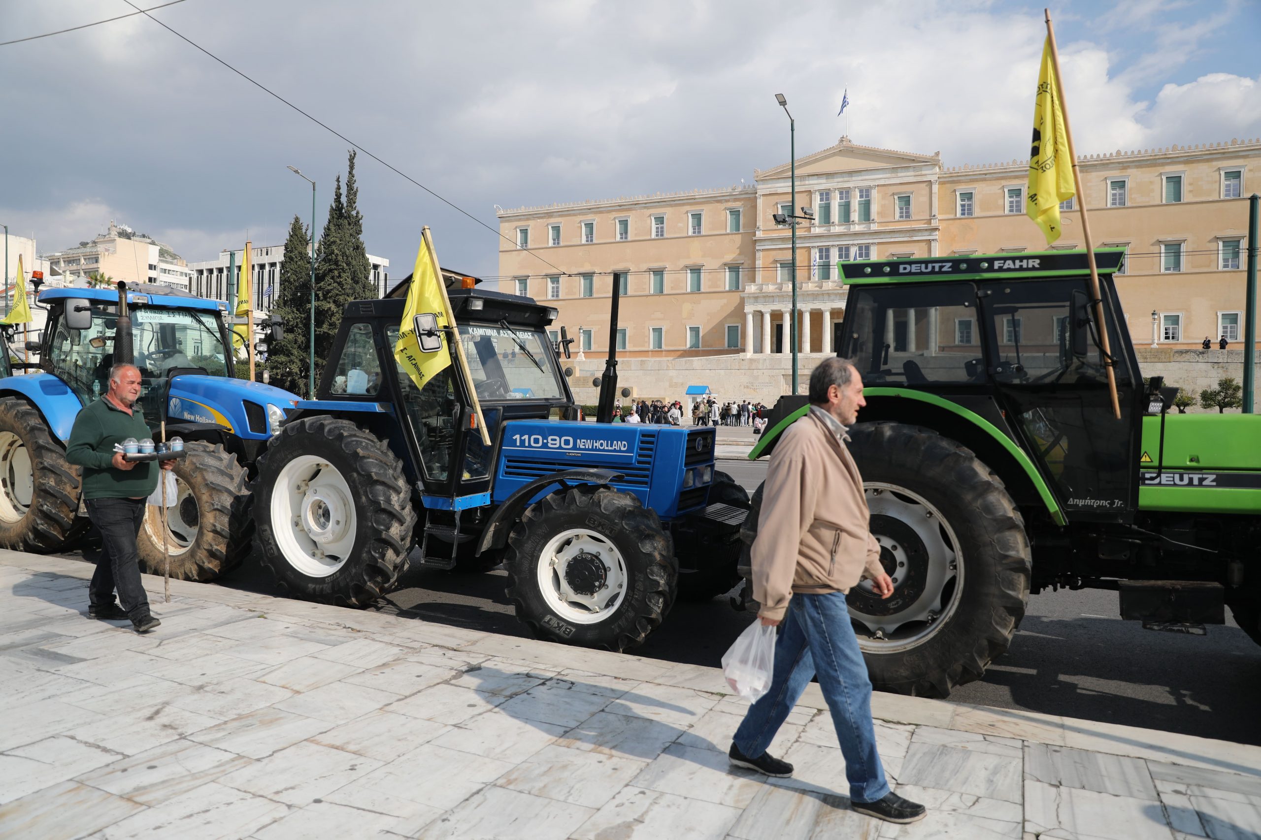 Έφτασαν στο Σύνταγμα τα πρώτα τρακτέρ. Χάρτης με τους κλειστούς δρόμους στην Αθήνα