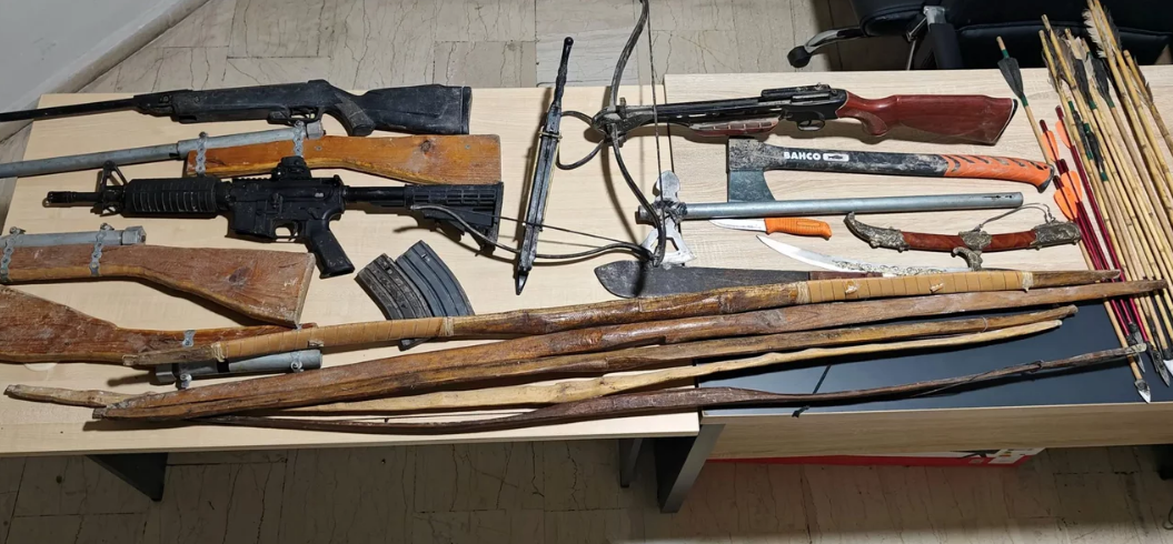Οικογένεια στην Κόρινθο ζούσε σε τούνελ 30 μέτρων, είχαν τόξα, βέλη, όπλα. Πως ξεκίνησαν όλα