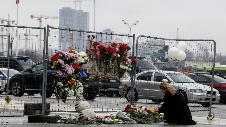 Μακελειό στη Μόσχα. Σχεδόν 100 άνθρωποι εξακολουθούν να αγνοούνται . Ψάχνουν για τους δικούς τους ανθρώπους μέσα από τα social