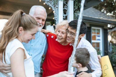 Baby Boomers, Millenials, Gen Z, Y, X. Ποια είναι η “χαμένη γενιά” και ποια η “σπουδαιότερη”. Τι σημαίνουν τα αρχικά