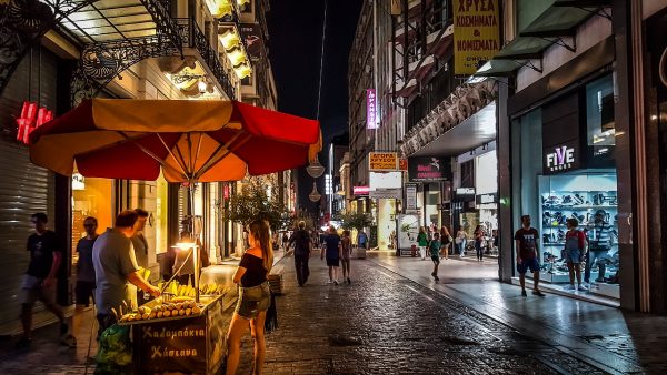 Από σήμερα σε ισχύ το εορταστικό ωράριο των καταστημάτων εν όψει του Πάσχα. Ανοιχτά τα μαγαζιά την Κυριακή