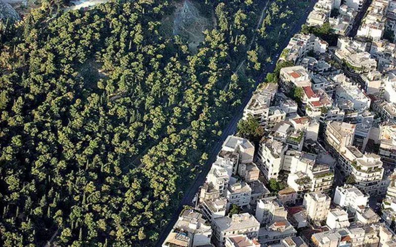 Οι πολυκατοικίες απειλούν τα προάστια; Σκληρή κόντρα υπ. Περιβάλλοντος και δημάρχων για οικοδομές με μπόνους στο ύψος