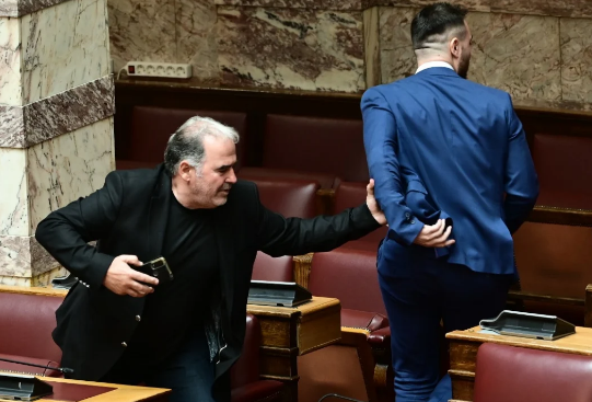 Πρωτοφανείς εικόνες στη Βουλή. Πρώην βουλευτής των Σπαρτιατών γρονθοκόπησε βουλευτή της Ελληνικής Λύσης
