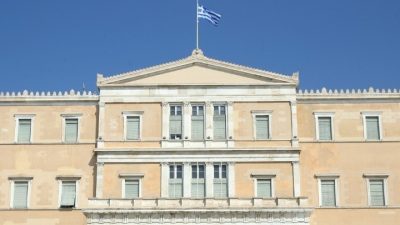 Από το χαστούκι Κεδίκογλου, στις μπουνιές Φλώρου. Οι φορές που το ελληνικό Κοινοβούλιο έγινε «ροντέο»