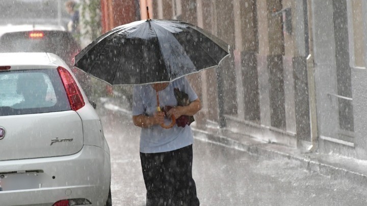 Σημαντική αλλά πρόσκαιρη μεταβολή του καιρού από το πρωί της Παρασκευής. Πώς θα κινηθεί η κακοκαιρία «εξπρές» (Χάρτες)