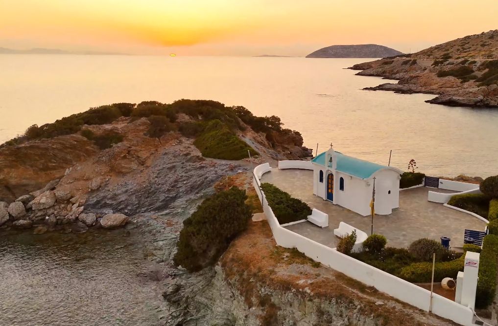 Δείτε το εκκλησάκι που είχε ζωγραφίσει ο Δημήτρης Μυταράς και έκλεισε ο Μητροπολίτης Μεσογαίας ως βλάσφημο (βίντεο)