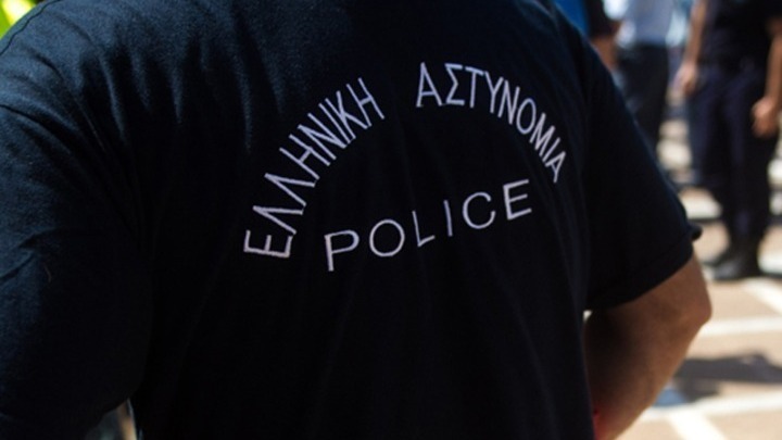 «Και ο πατέρας του αυτά του έκανε» λέει η μητέρα του αστυνομικού της Βουλής για τους βασανισμούς