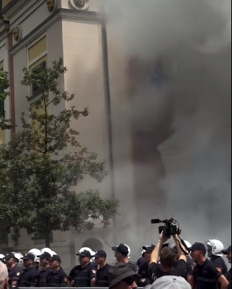 Επεισόδια έξω από το δημαρχείο Τιράνων στην Αλβανία. Ζητούν την παραίτηση του δημάρχου (Βίντεο)